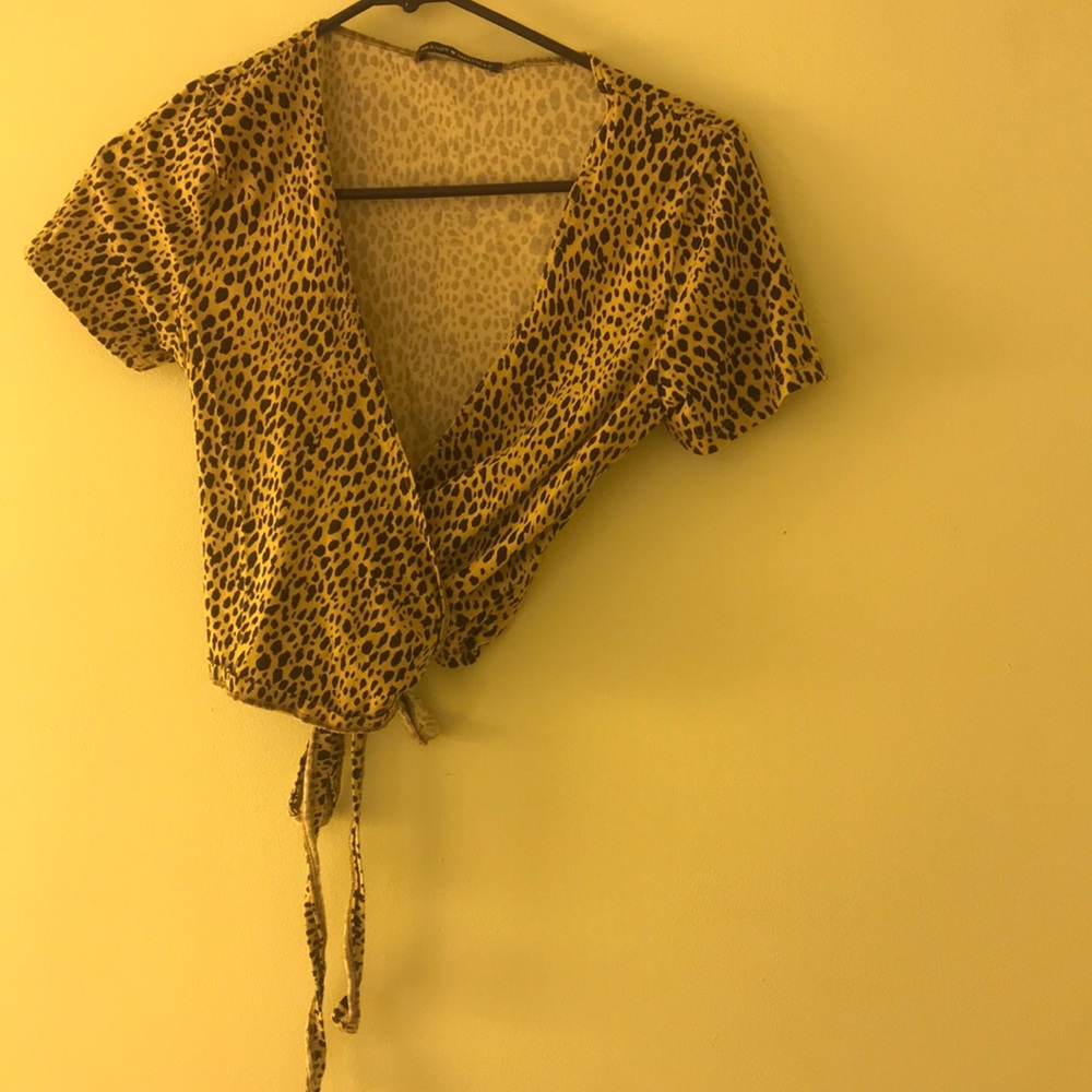 Wrap around crop top leopard